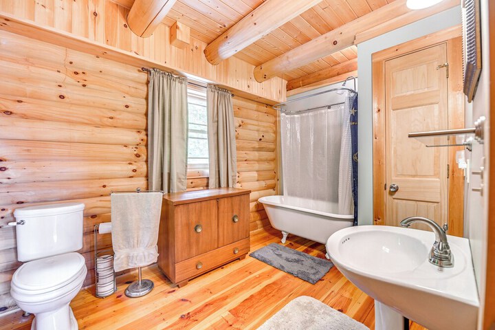 Lakefront Corinth Log Home: Private Dock Fire Pit