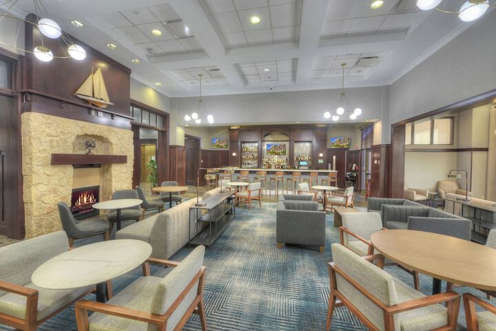 Lounge 45 of 61