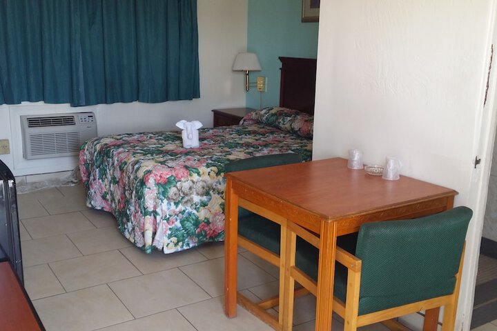Room 4 of 8