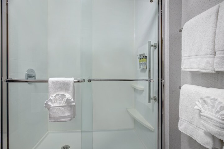 Holiday Inn Express & Suites Milwaukee - Brookfield by IHG