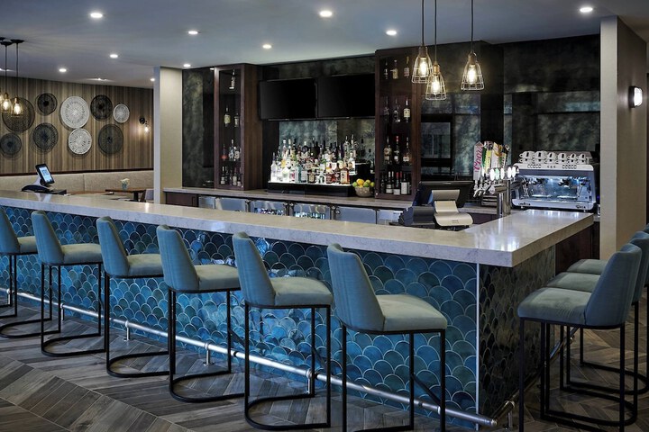 Lounge 52 of 62