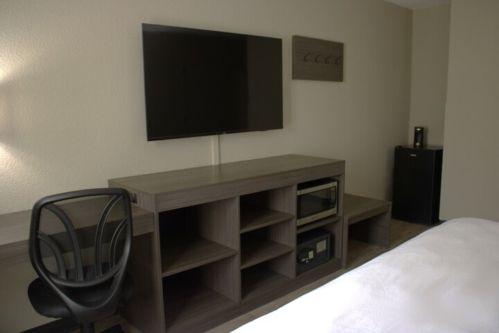 Boarders Inn & Suites