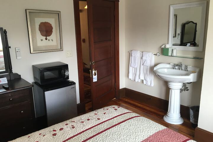 Room 27 of 40