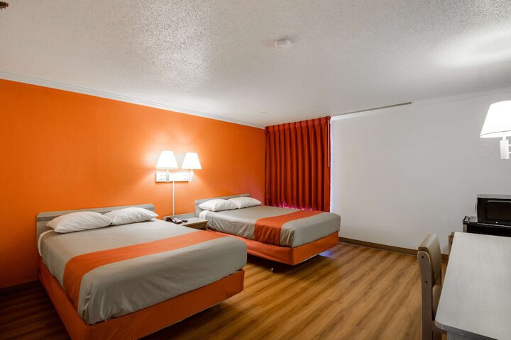 Room 17 of 28
