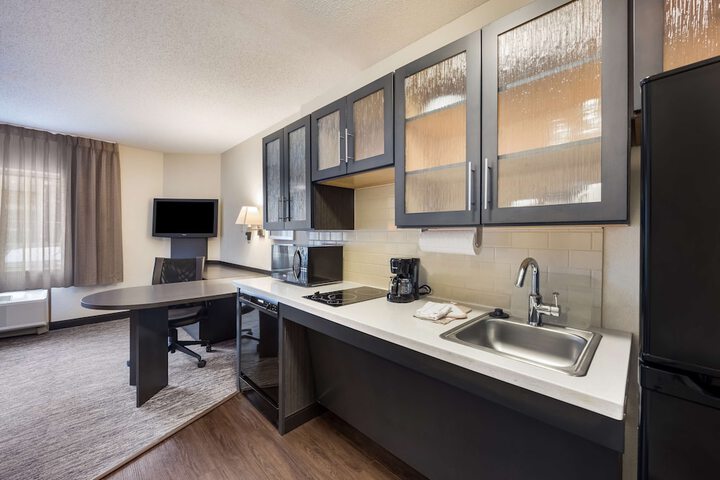 Sonesta Simply Suites Chicago Waukegan