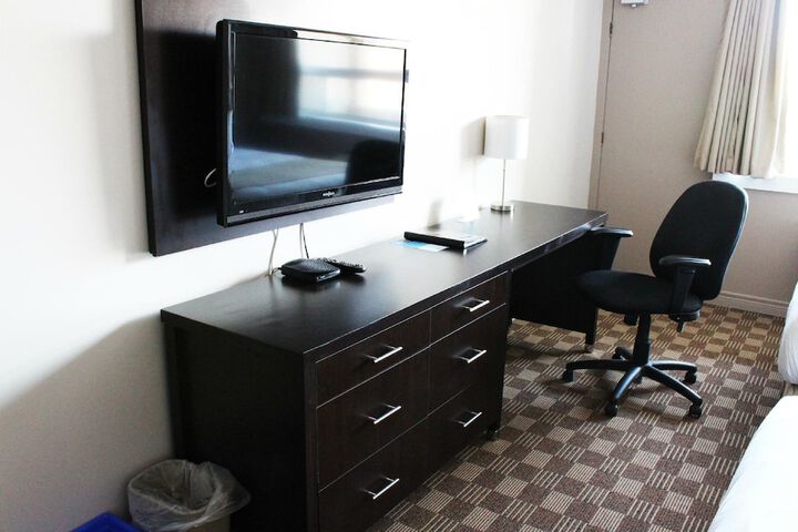 Days Inn & Suites by Wyndham North Bay Downtown