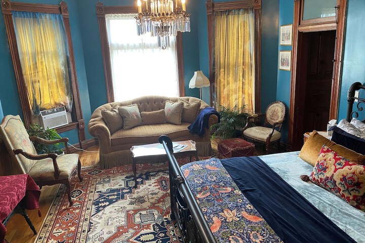 Vineyard Mansion & Carriage House Bed & Breakfast