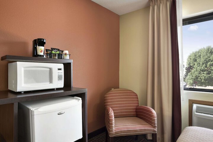 Room 9 of 16