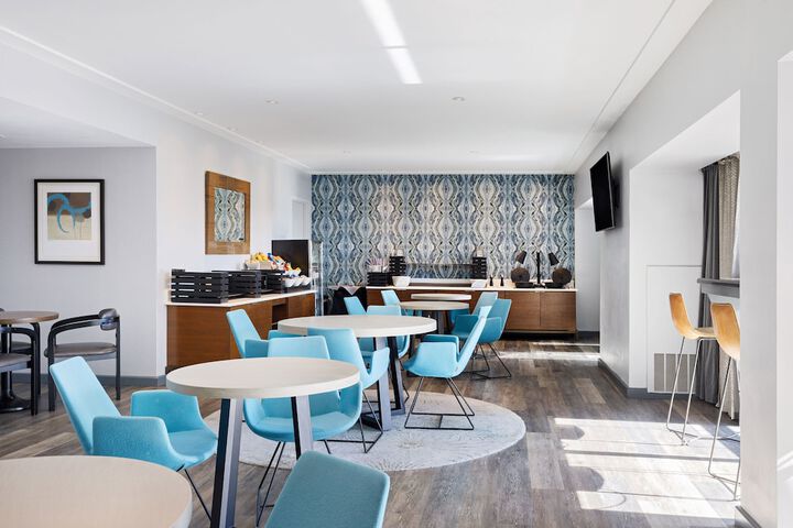 Lounge 60 of 64