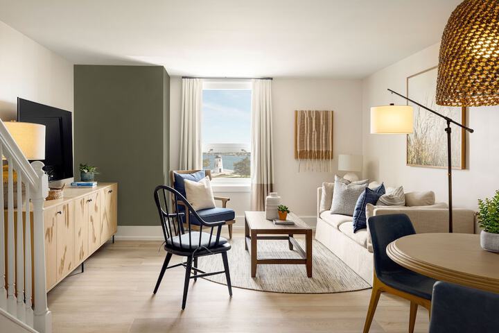 Newport Harbor Island Resort
