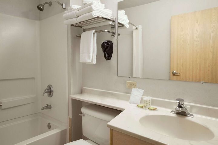 Super 8 by Wyndham Bellingham Airport / Ferndale