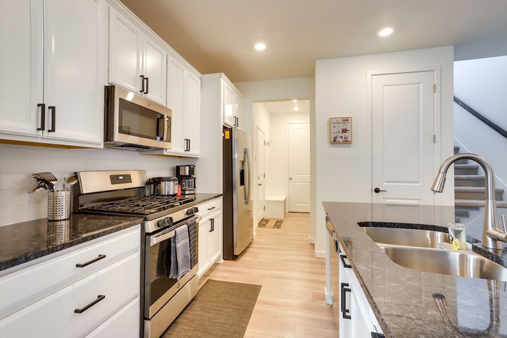 9 Mi to Airport: Commerce City Townhome w / Deck