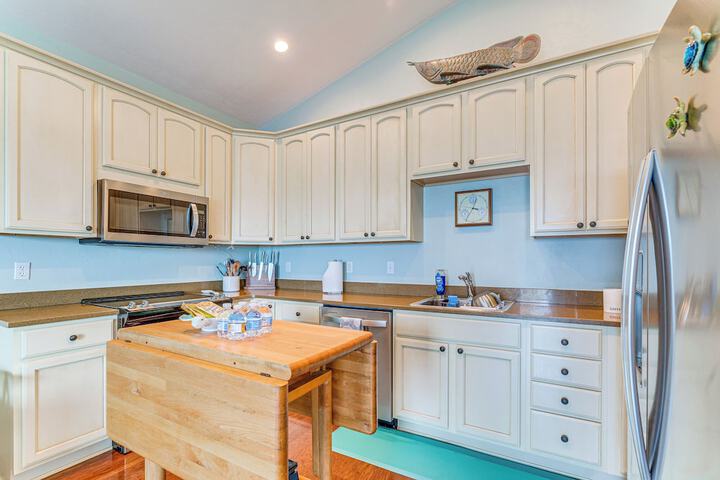 Steps to Beach: Waterfront Cedar Key Home!