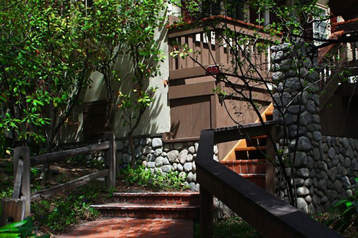 Saddleback Inn