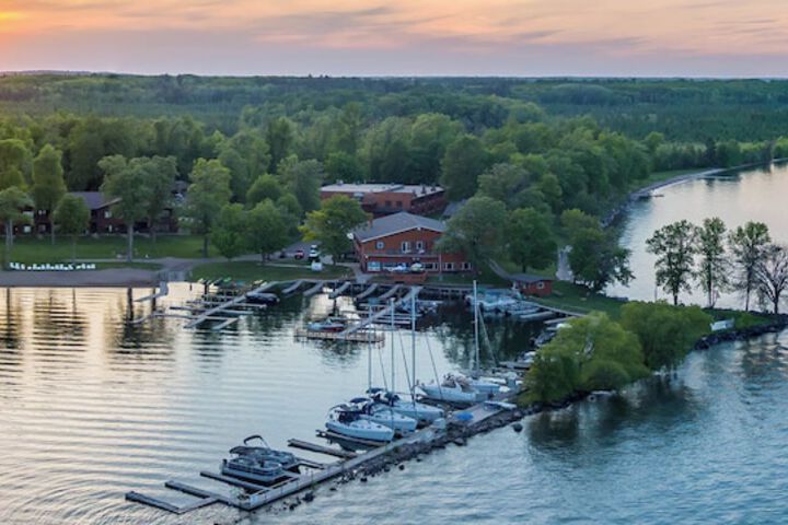 Horseshoe Bay Lodge