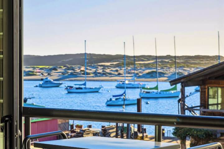 456 Embarcadero Inn & Suites