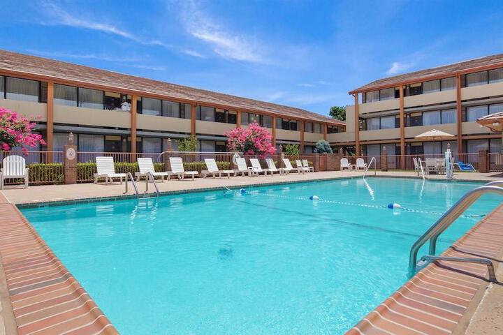 Best Western Plus Saddleback Inn & Conference Center