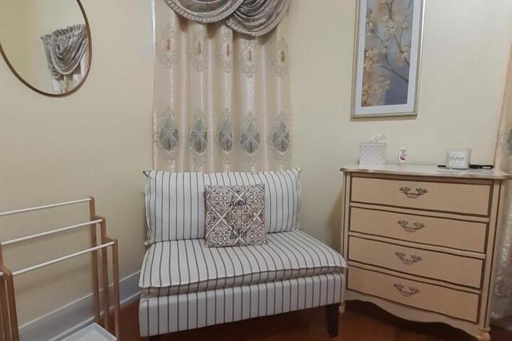 Cozy Turret Room at Nottingham Place in Wise with Plush Queen Bed Private Detached Full Bath