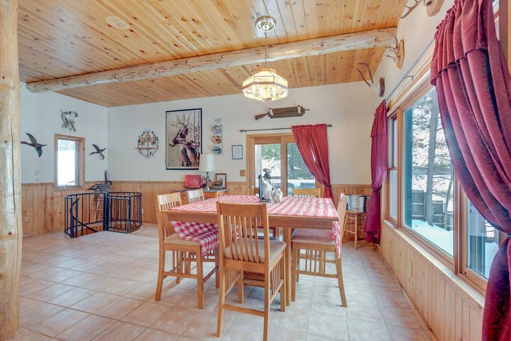 Lakefront Rhinelander Retreat w / Private Hot Tub!