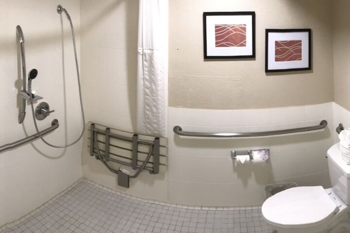 Room 34 of 136