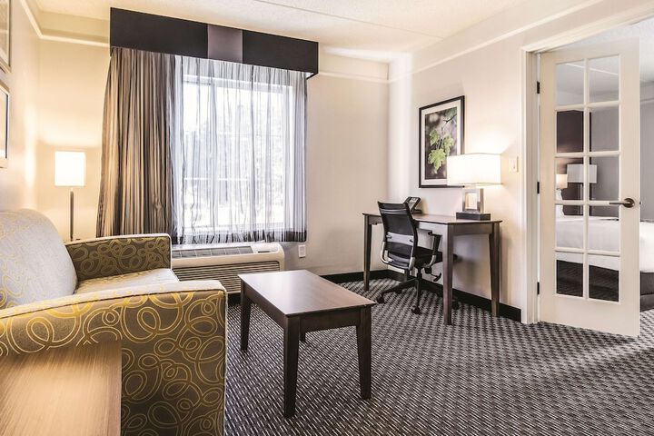 La Quinta Inn & Suites by Wyndham Alexandria Airport