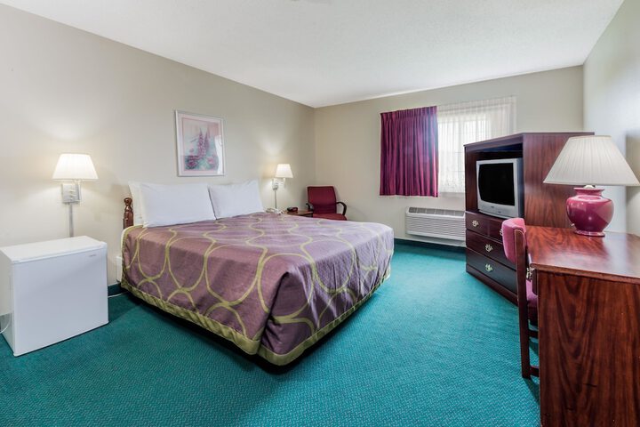Room 10 of 14