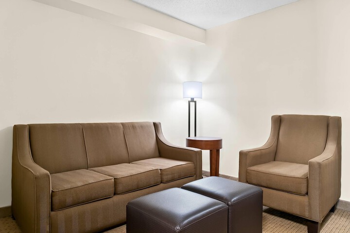 Comfort Inn & Suites Taylor - Detroit