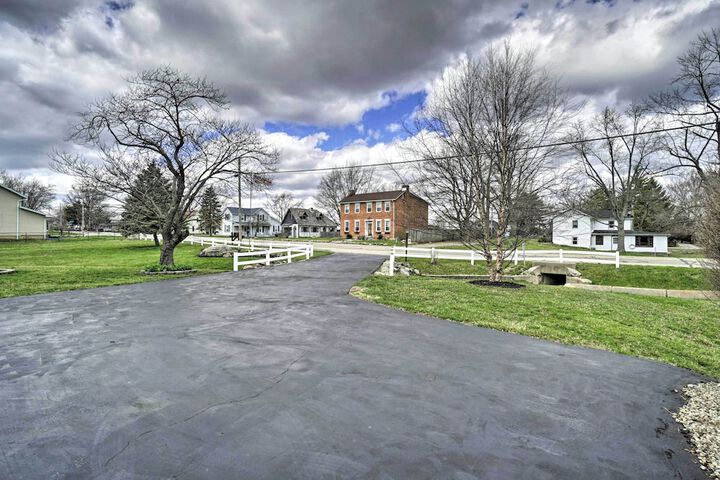 Delightful Tipp City Unit w / Covered Patio!