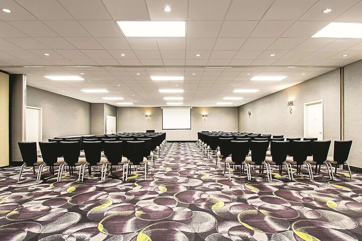 La Quinta Inn & Suites by Wyndham Cincinnati Sharonville