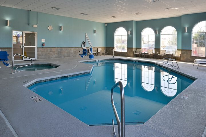 Holiday Inn Express Farmington - Bloomfield by IHG