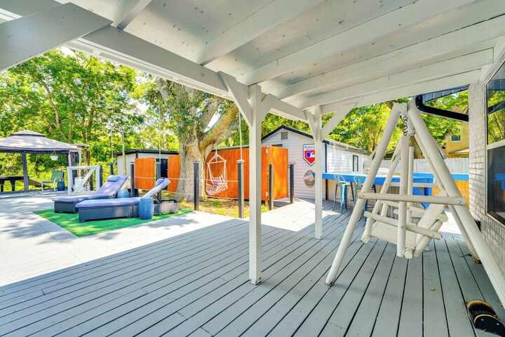 Spacious Tavares Home w / Private Outdoor Oasis!
