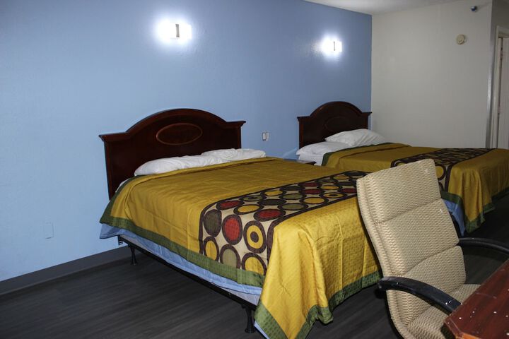 Room 6 of 10