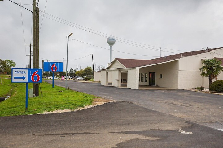 Motel 6 Madisonville TX