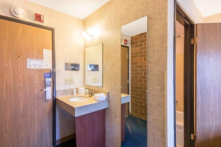 Room 16 of 40