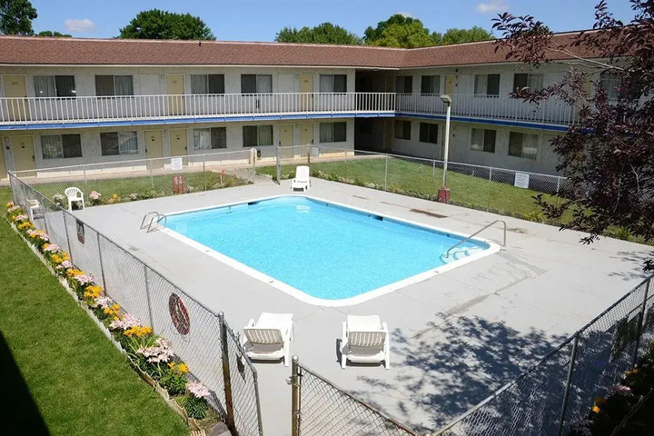 CAPITOL INN & SUITES