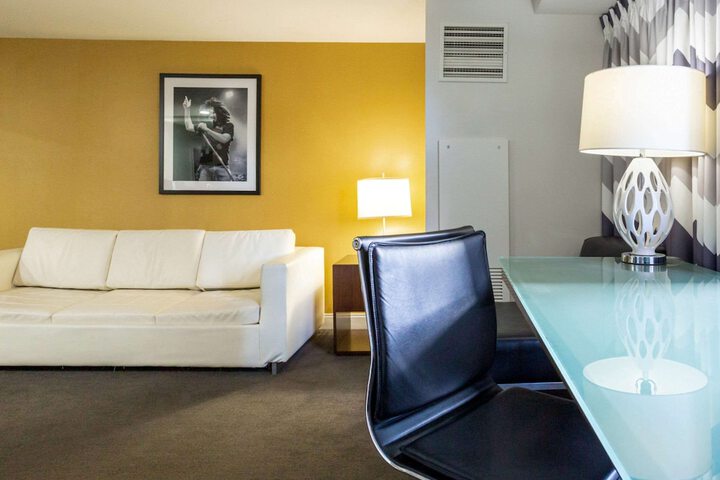 Room 33 of 69