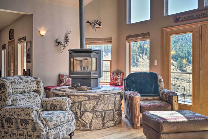 Mtn-view Cabin w / Deck 3 Mi to Cripple Creek!