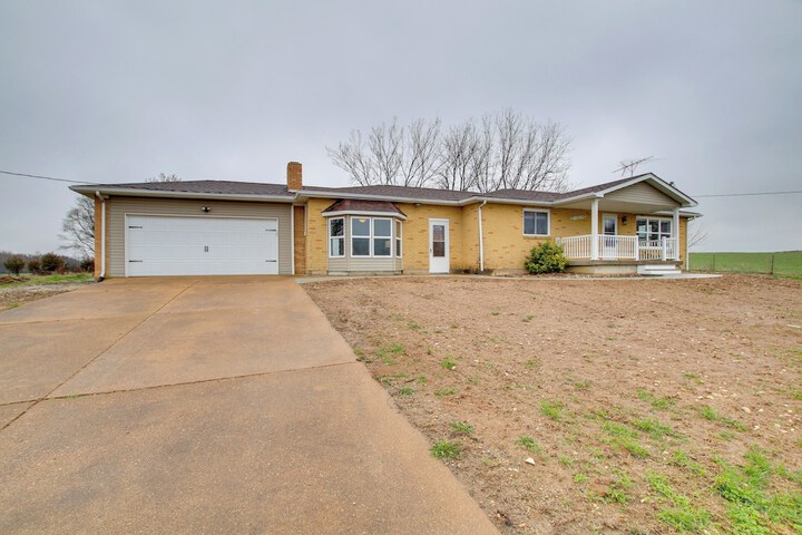 Chic Ste Genevieve Home w / Nice Interior Amenities