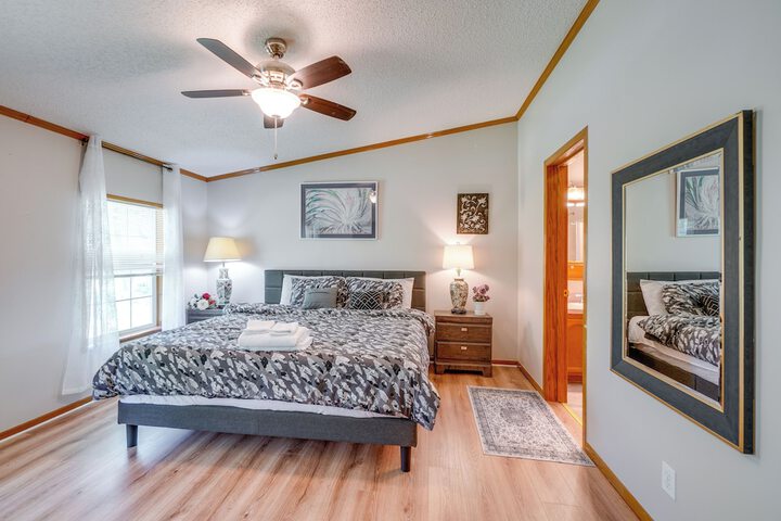 Pet-friendly Emerald Lake Retreat in Charlestown!