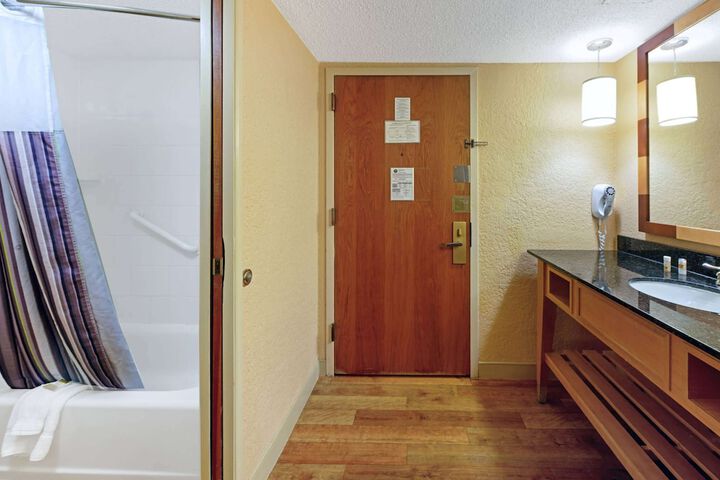 Room 17 of 38