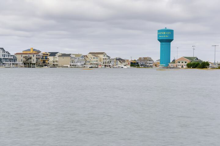 Cozy Ventnor Getaway: Walk to Public Beach!