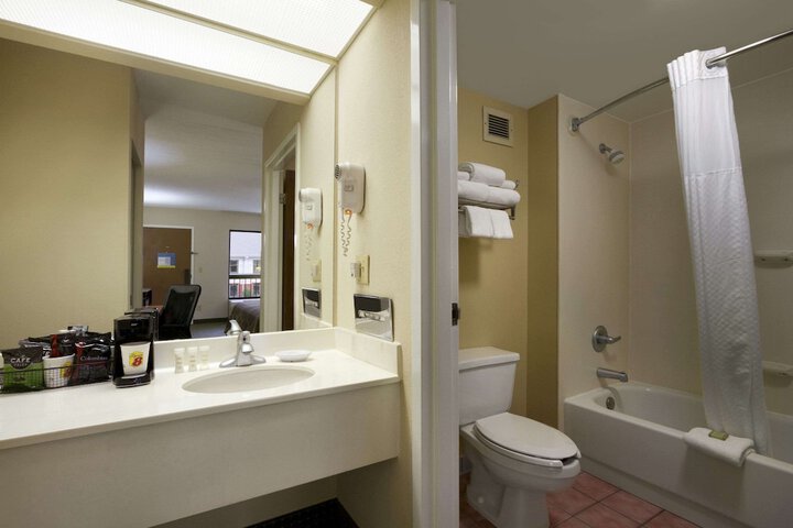 Room 5 of 10