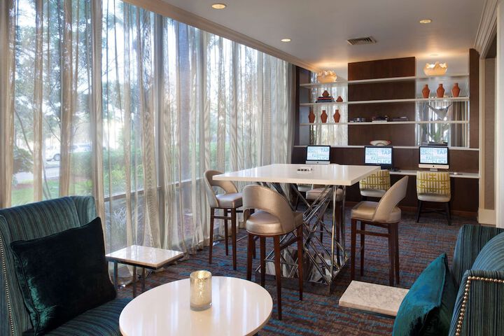 Business Center 87 of 88