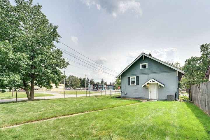 Pet-friendly Home w / Yard Near Downtown Royal Oak