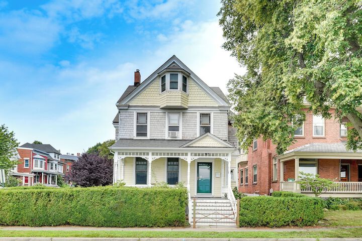 Charming Victorian Retreat w / Hudson River Views