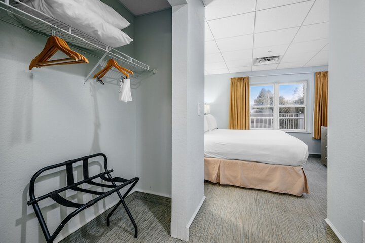 Cherry Tree Inn & Suites