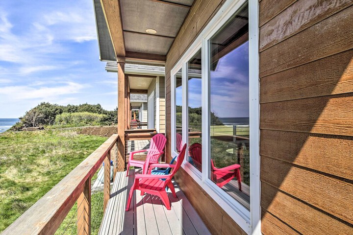 Oceanfront Cottage W / deck & Secluded Beach Access!