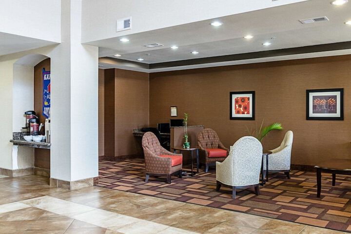 Comfort Inn & Suites Lawrence - University Area