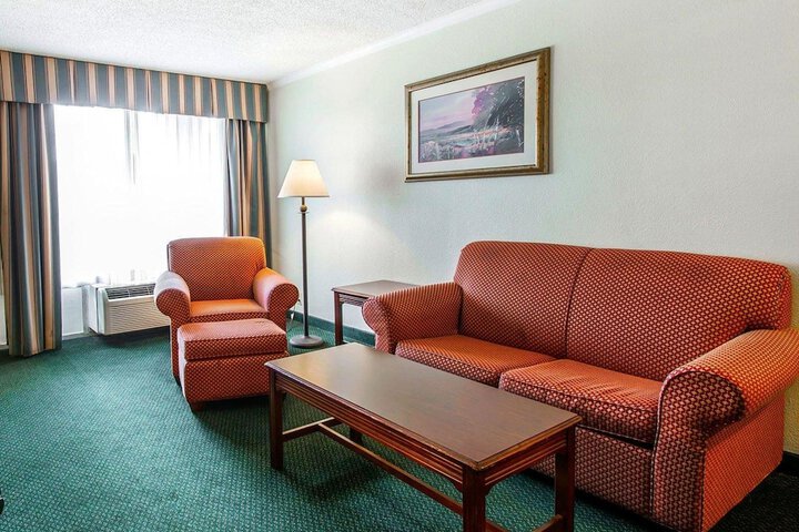 Room 8 of 33