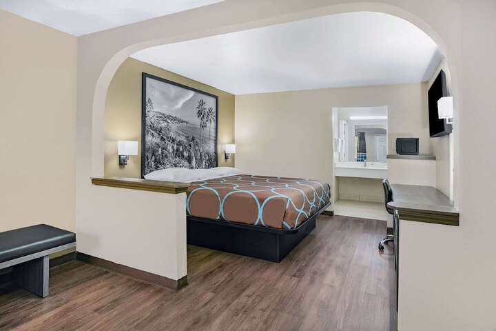 Room 6 of 26